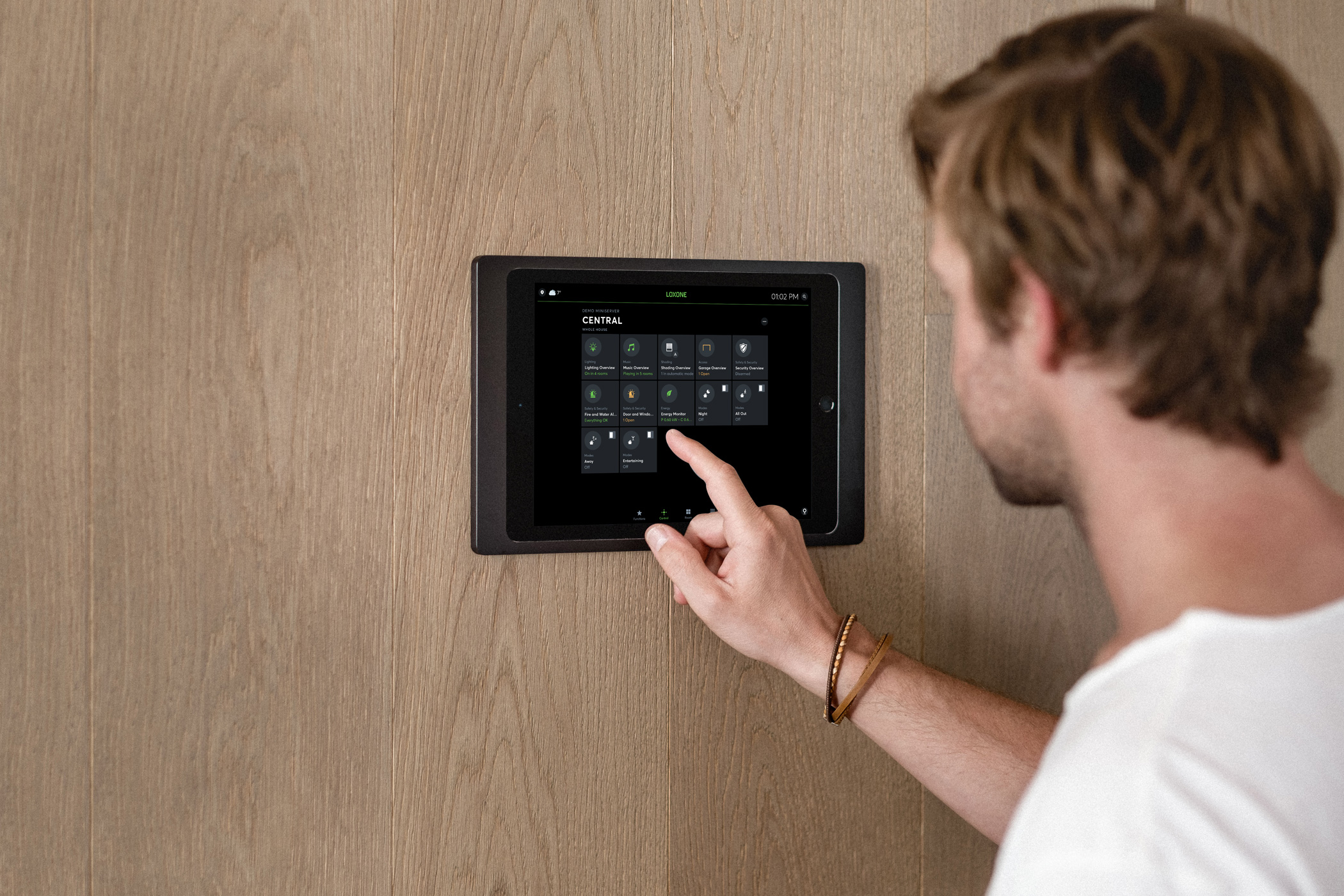 Loxone Touch-Panel zur zentralen Smart-Home-Steuerung im Neubau